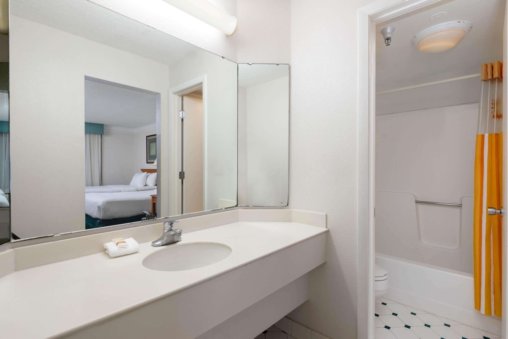 Super 8 by Wyndham Savannah 44/51