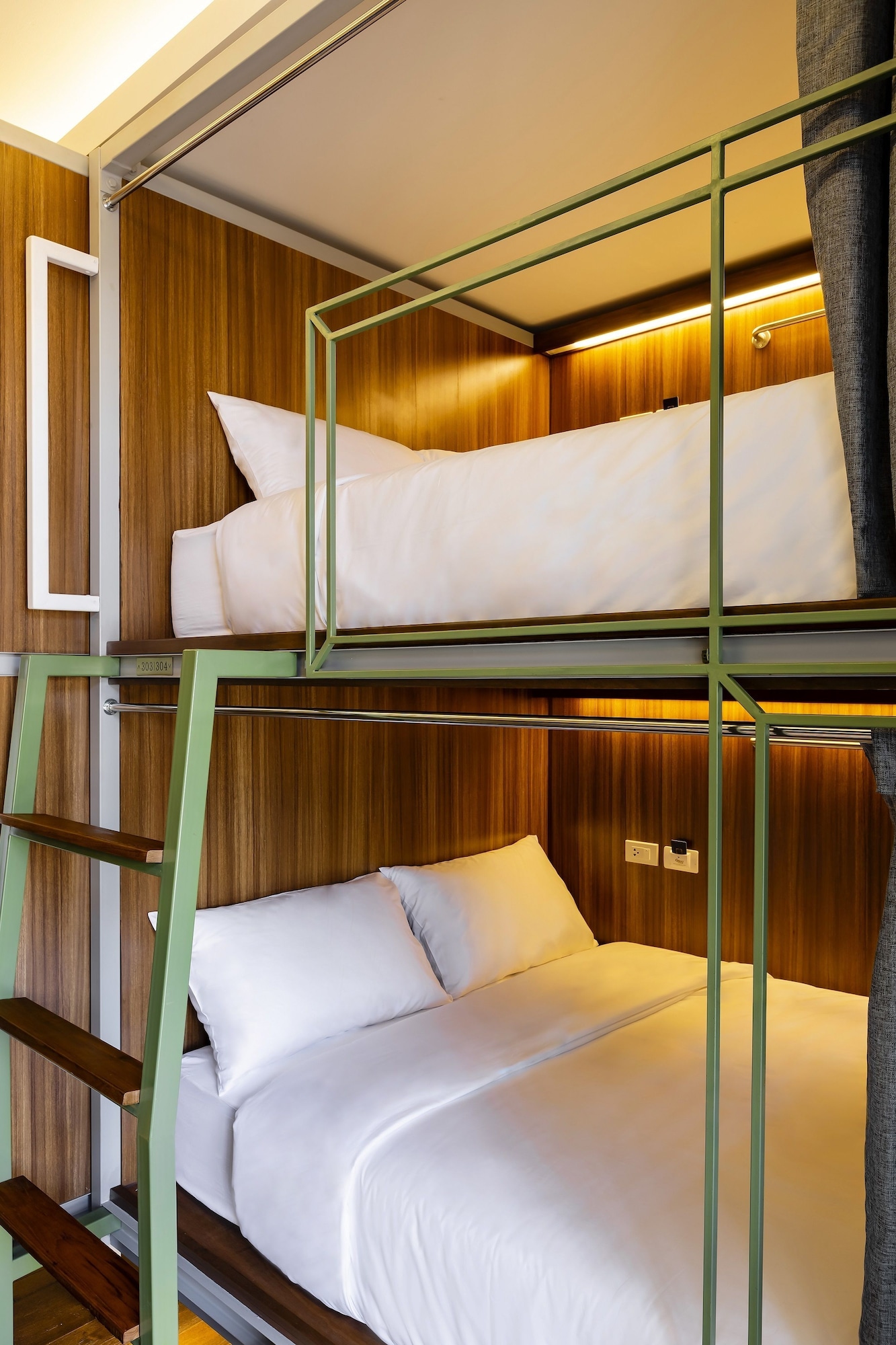 MIXED DORM, QUEEN BED, CITY VIEW