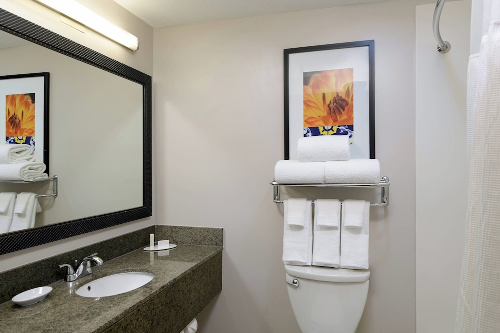 غرفة بسرير كينج لذوي الإعاقة، Fairfield Inn Suites San Diego Old Town 7/9
