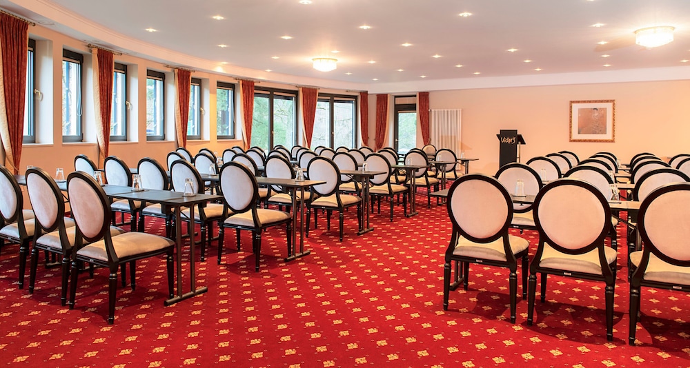 Victors Residenz Saarbrucken 64/75