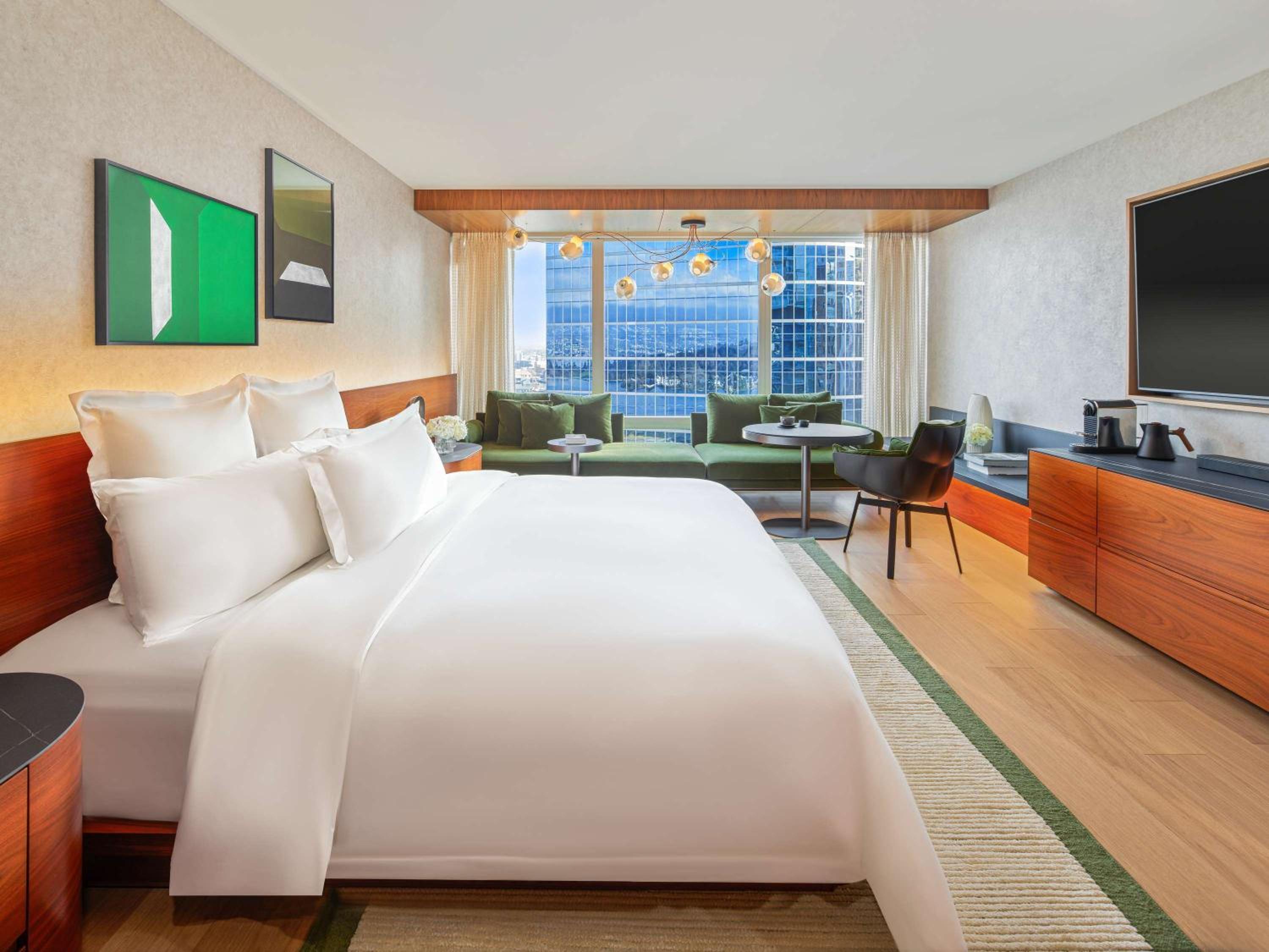 Fairmont Gold, Harbor, Suite, King Bed, Mountain View, Corner