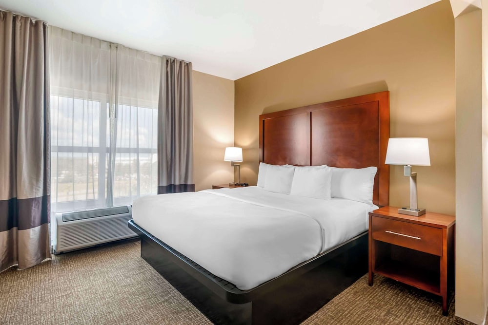 Suite, King Bed, Sofa, Jetted Tub