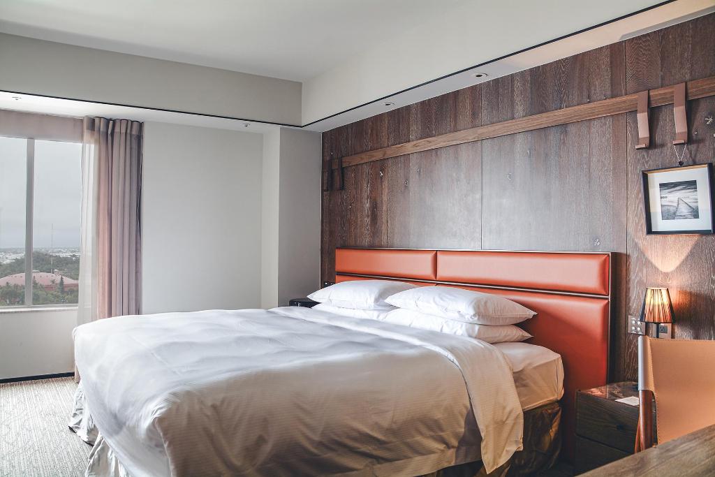 Guest Room, King Bed, Partial Sea View, Skyline View, High Floor