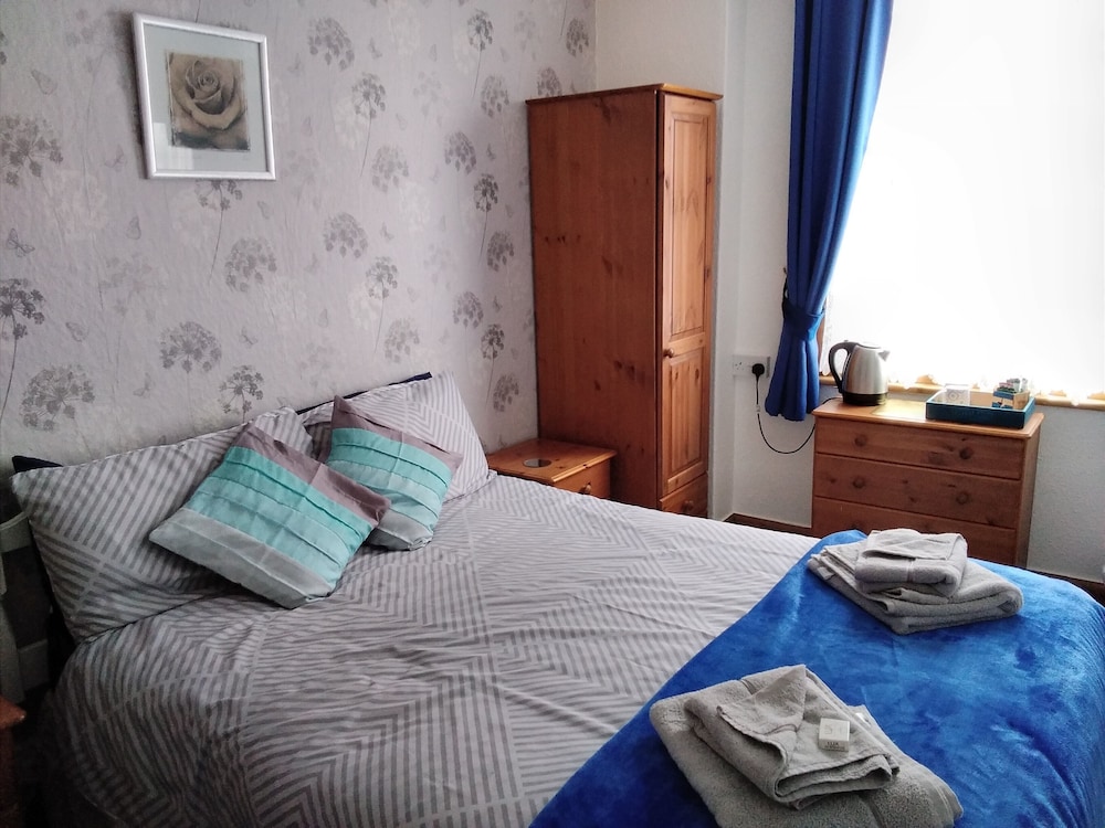 Whiteways Hotel 10/34