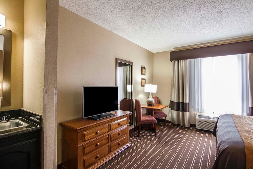 Quality Inn & Suites I-35 E-Walnut Hill 32/41