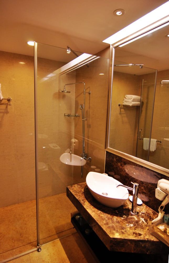 Yuexiu Hotel Guangzhou, Curio Collection by Hilton 9/30