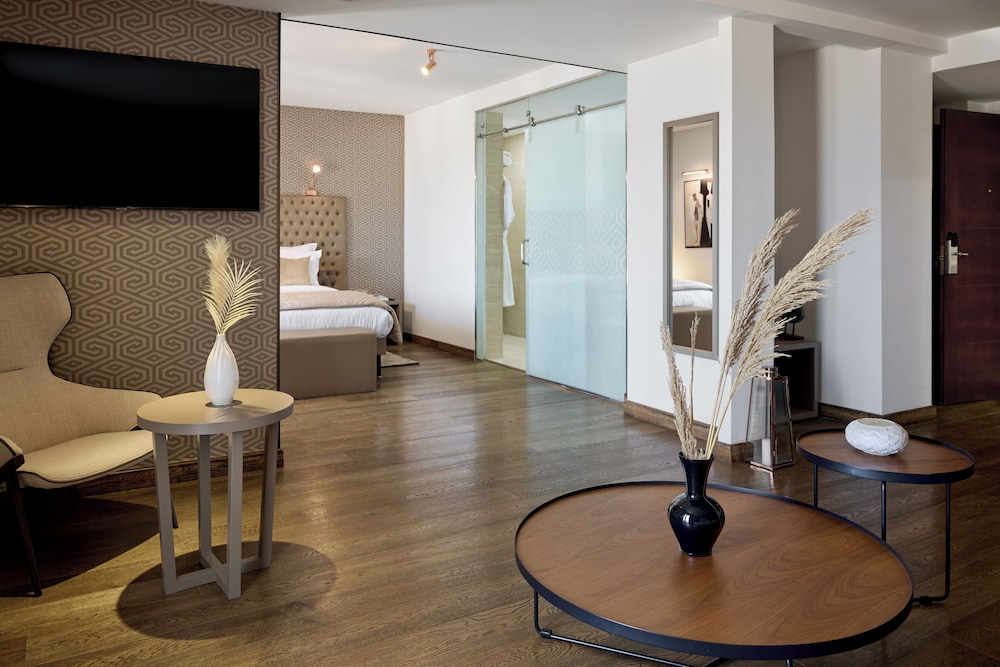 Ralf Hotel 19/28