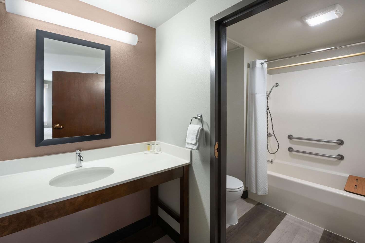 Super 8 by Wyndham Conrad MT 40/41