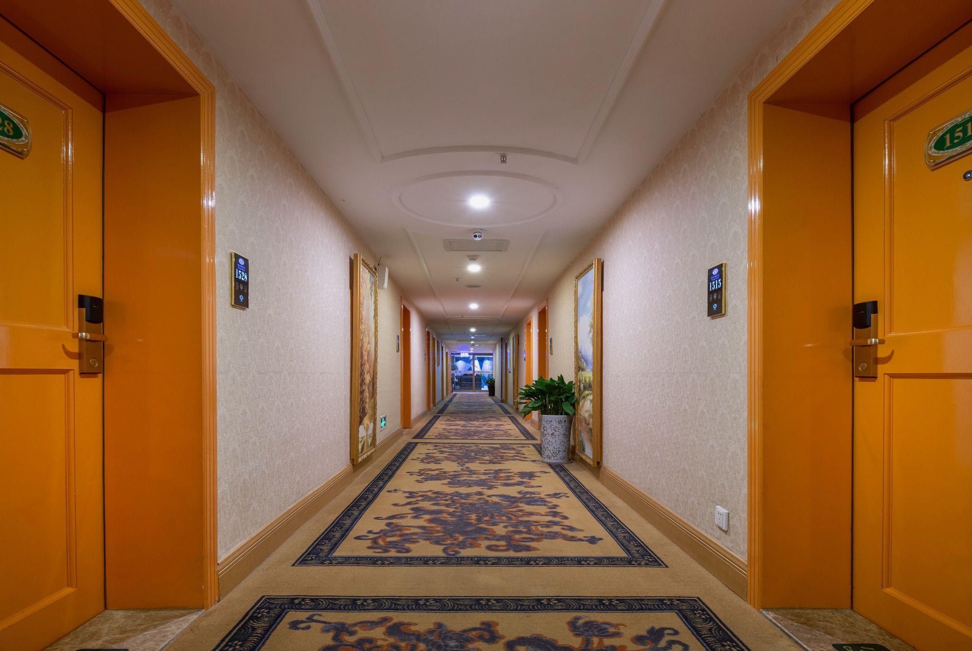 Vienna Hotel (Chengdu Chunxi Road Tianfu Square Metro Station) 23/33