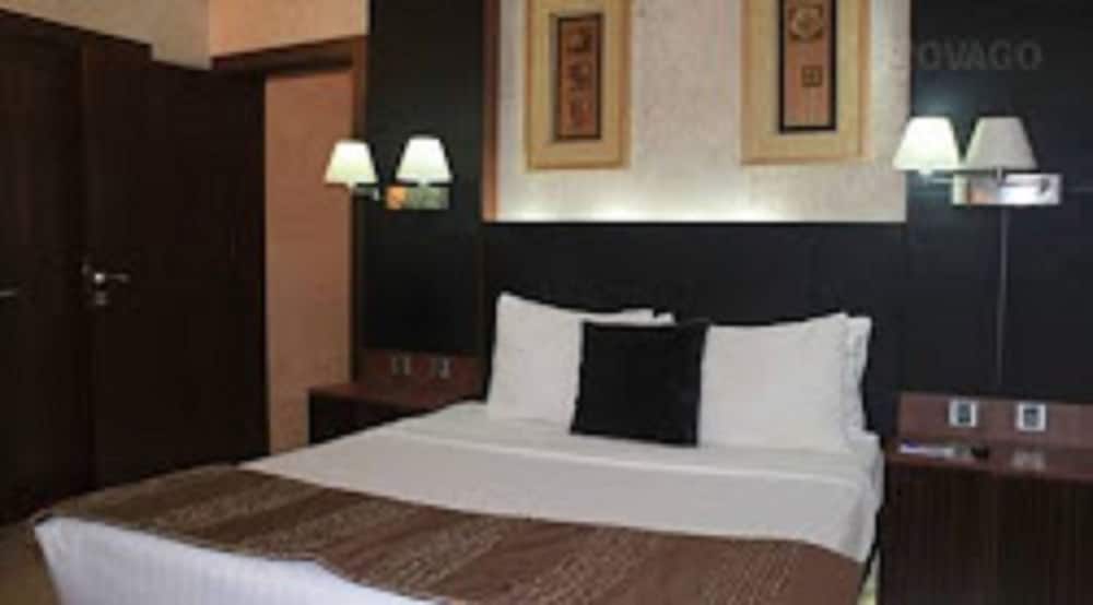 THE ISLAND HOTEL 23/39