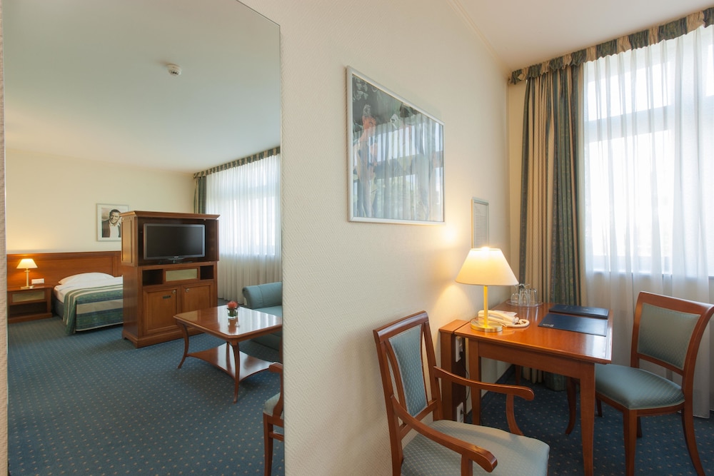 HOLLYWOOD MEDIA HOTEL 41/54