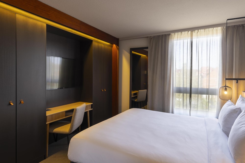 MASTER, SUITE
