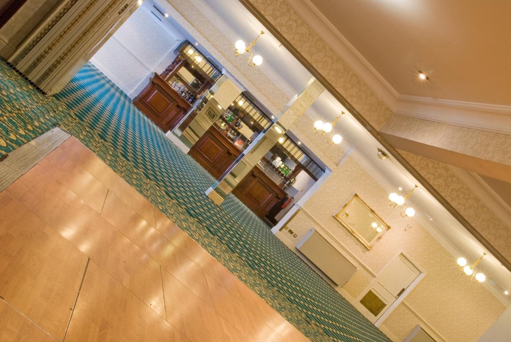 Royal Court Hotel Coventry 29/61