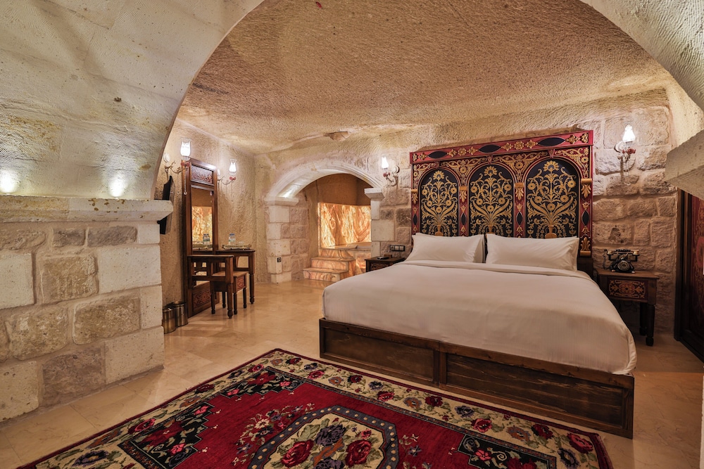 Cave, Grand, King Bed, Jetted Tub