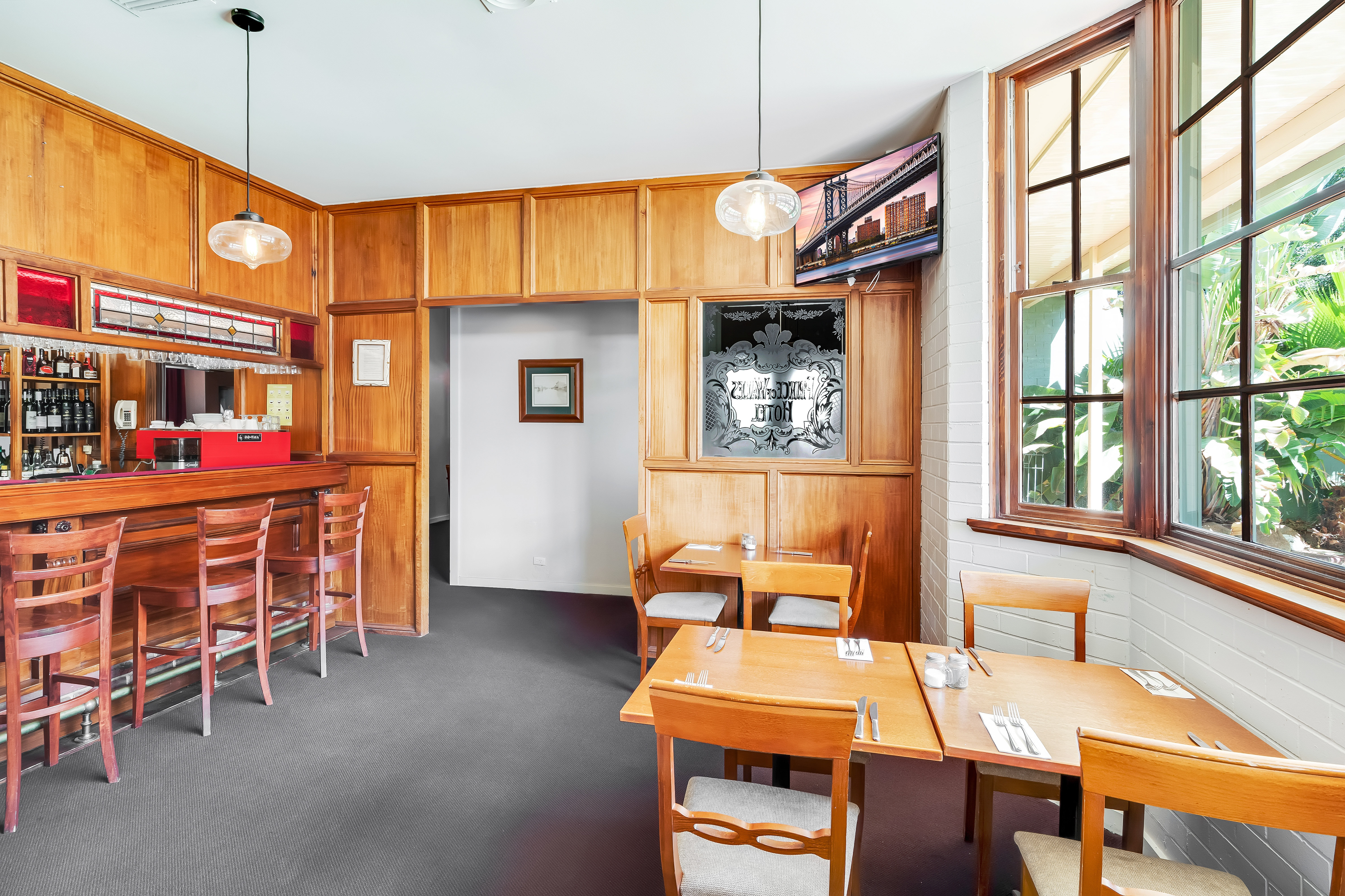 Prince of Wales Motor Inn 51/64