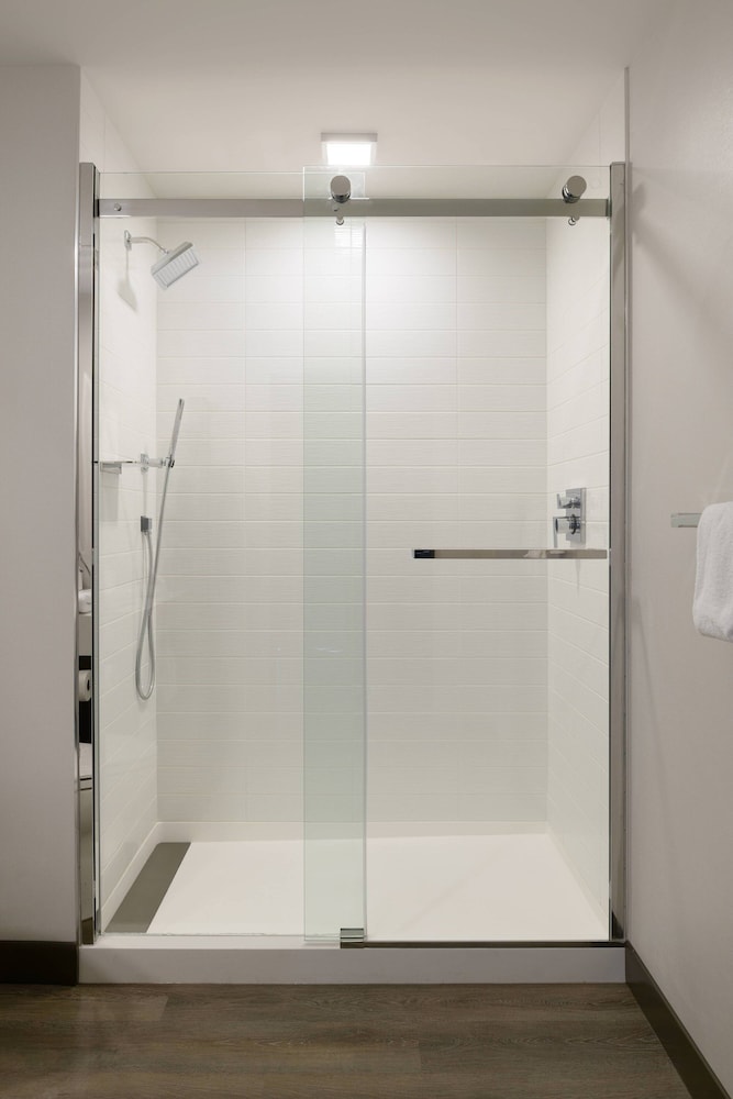 جناح تنفيذي ركني بسرير كينج مع أريكة، Marriott Tacoma Downtown 4/5