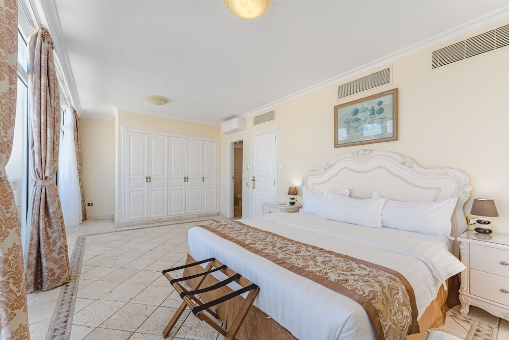 جناح ملكي بسريرين كينج بغرفتي نوم بحوض جاكوزي، Flamingo Suites 3/10