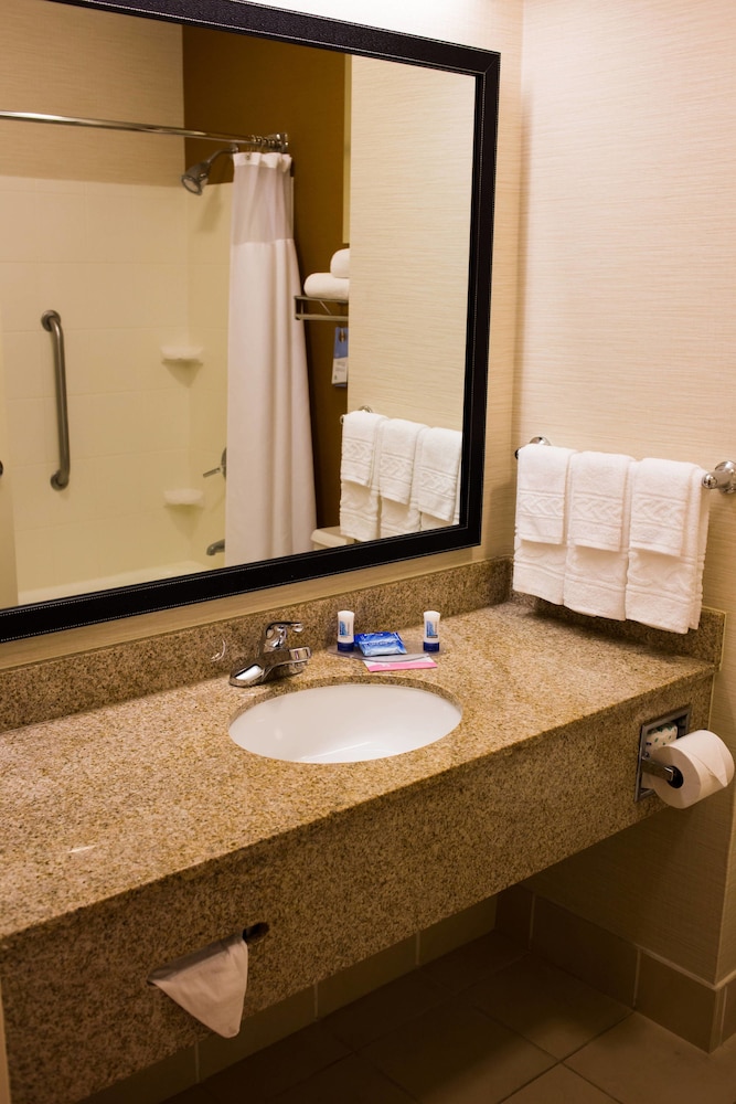 FAIRFIELD INN AND SUITES LUMBERTON 9/35