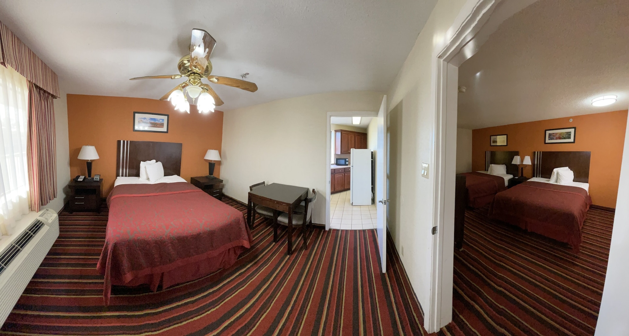 جناح عائلي بسرير كينج وسريرين كوين بغرفتي نوم بمطبخ، Days Inn & Suites by Wyndham Winnie 3/8