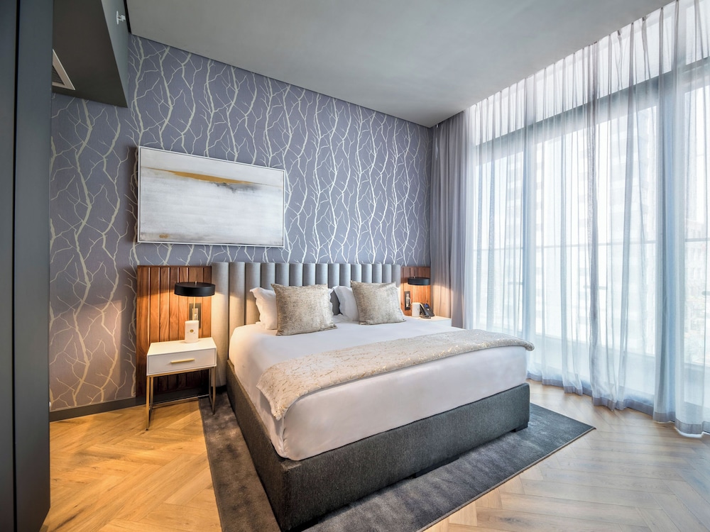 EXECUTIVE, SUITE