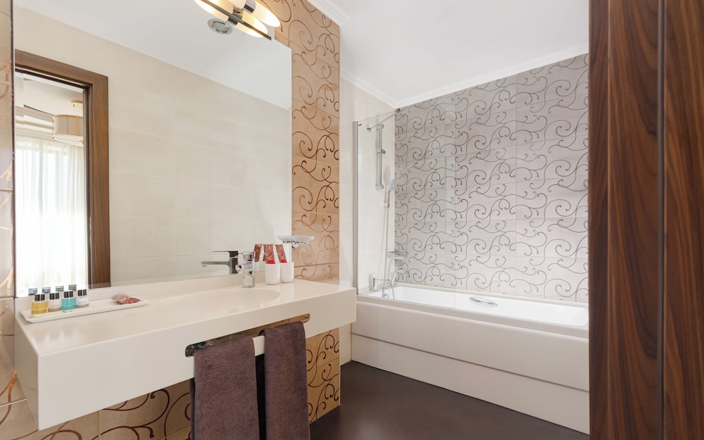 2 Bedrooms, Premium, Suite, 1 King and 1 Single Beds, Chinar Hotel & Spa 6/6