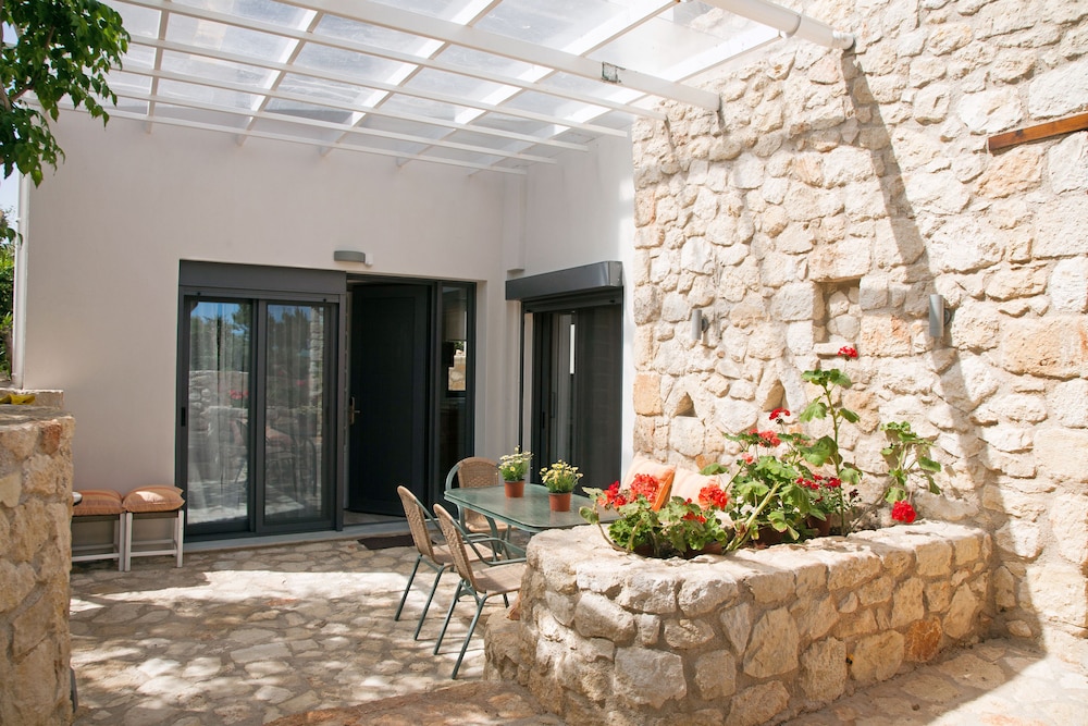 Artemis Village Apartments &amp; Studios 6/50