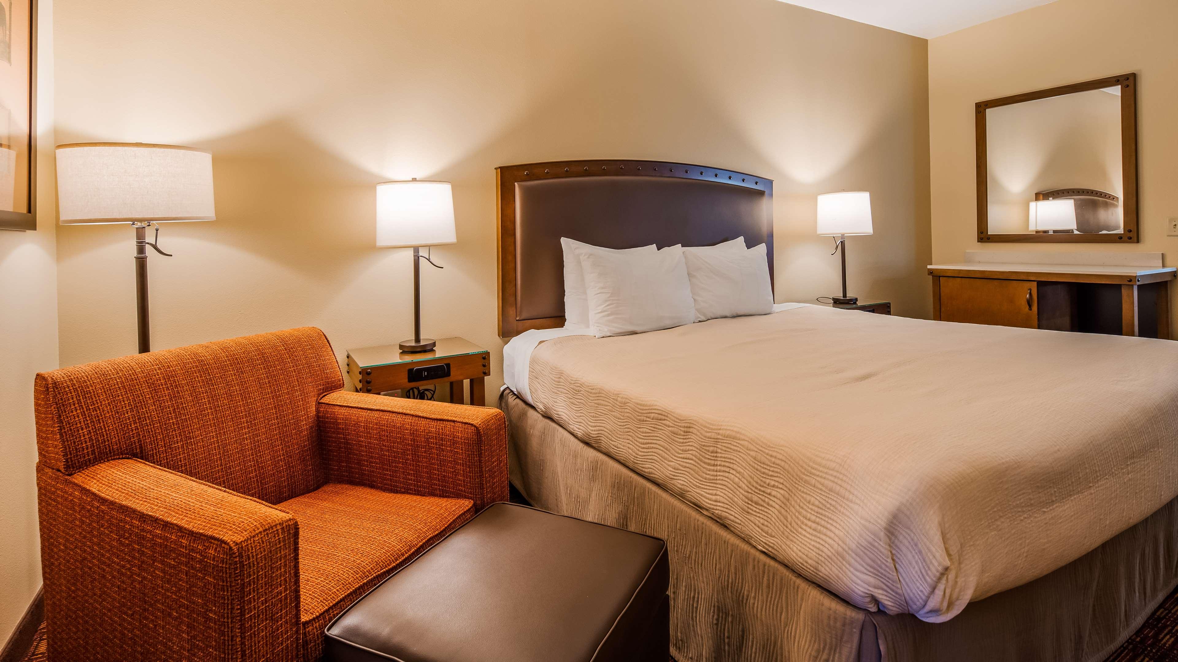 غرفة بسرير كينج يُسمح فيها بالحيوانات الأليفة لذوي الإعاقة، Best Western Plus Inn Of Williams 3/4