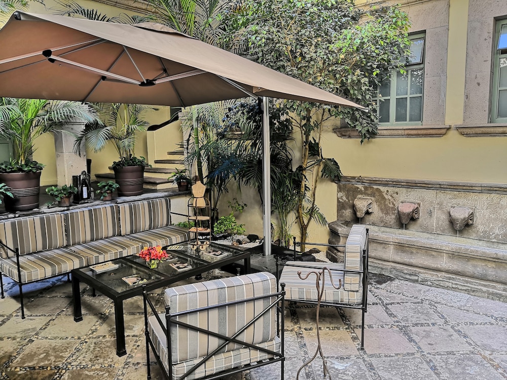 El Palomar Hotel 37/50