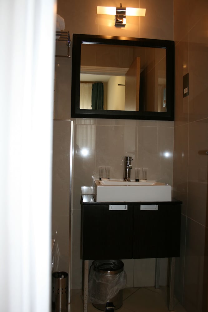 Cromwell International Hotel 33/34
