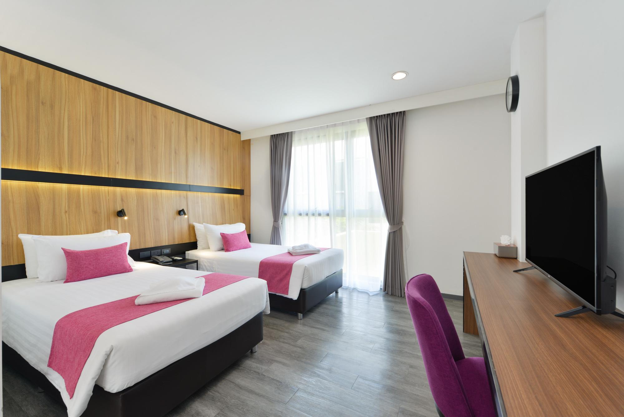 Guest Room, Deluxe, Twin Beds, City View