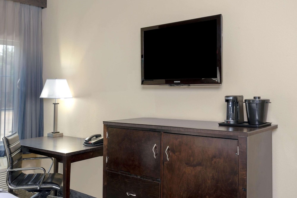 La Quinta Inn & Suites by Wyndham Houston Energy Corridor 51/61