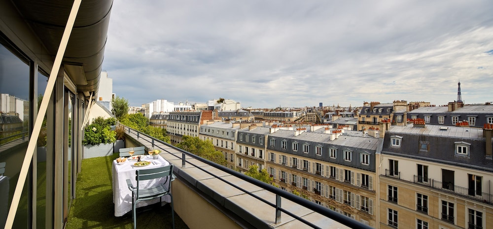Ampere Hotel 5/80