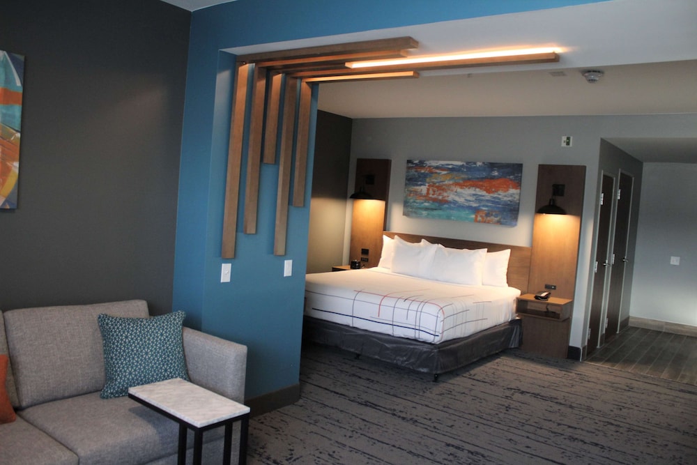 La Quinta Inn & Suites by Wyndham Bardstown 7/19