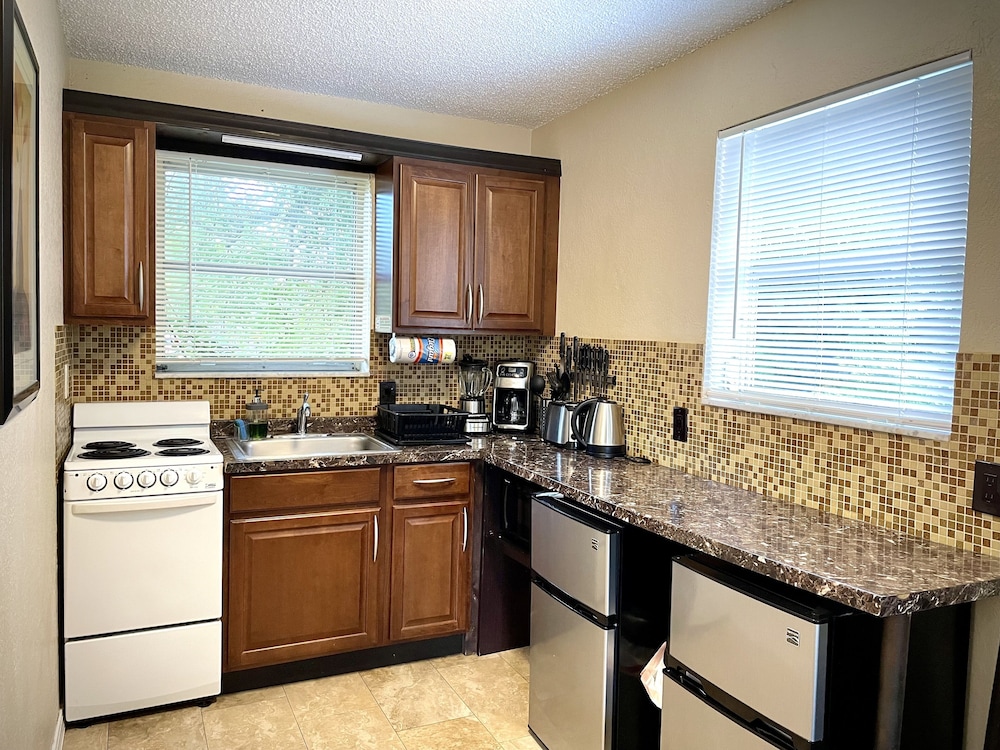 Sheridan Suites Apartment Hotel 60/69
