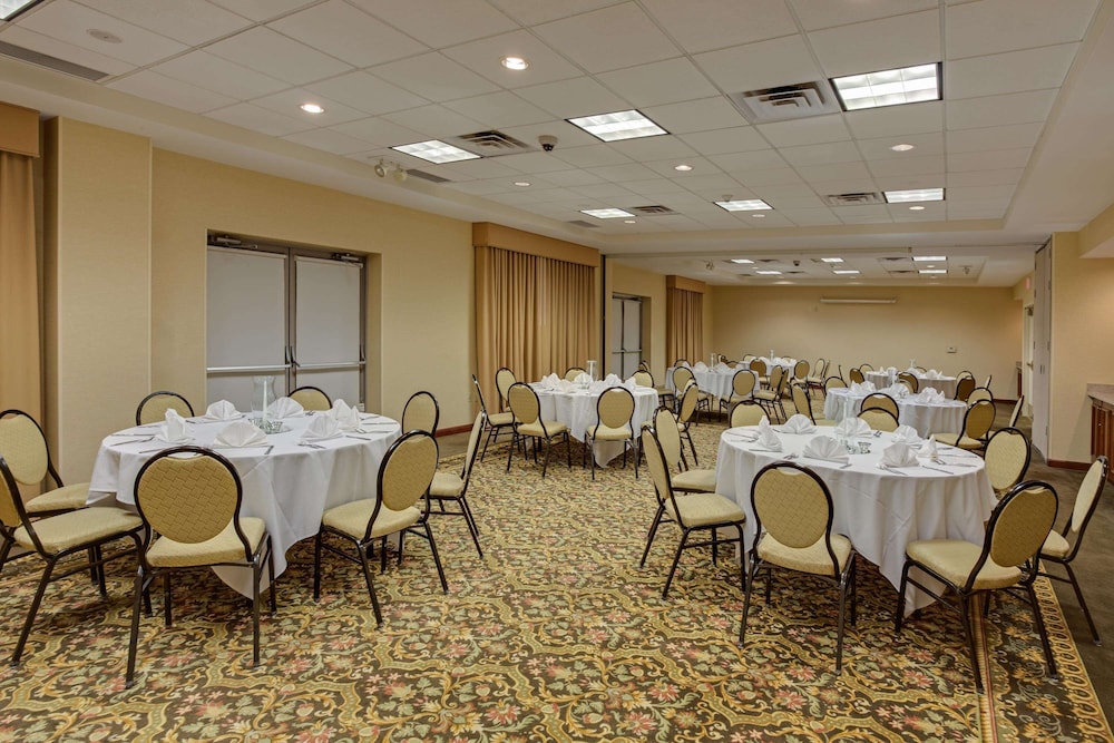 Hilton Garden Inn Cleveland Airport 23/28