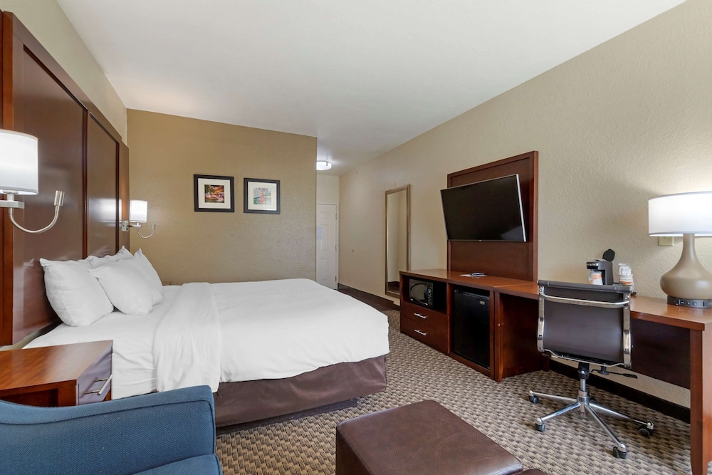 Comfort Inn & Suites Near Six Flags & Medical Center 7/36