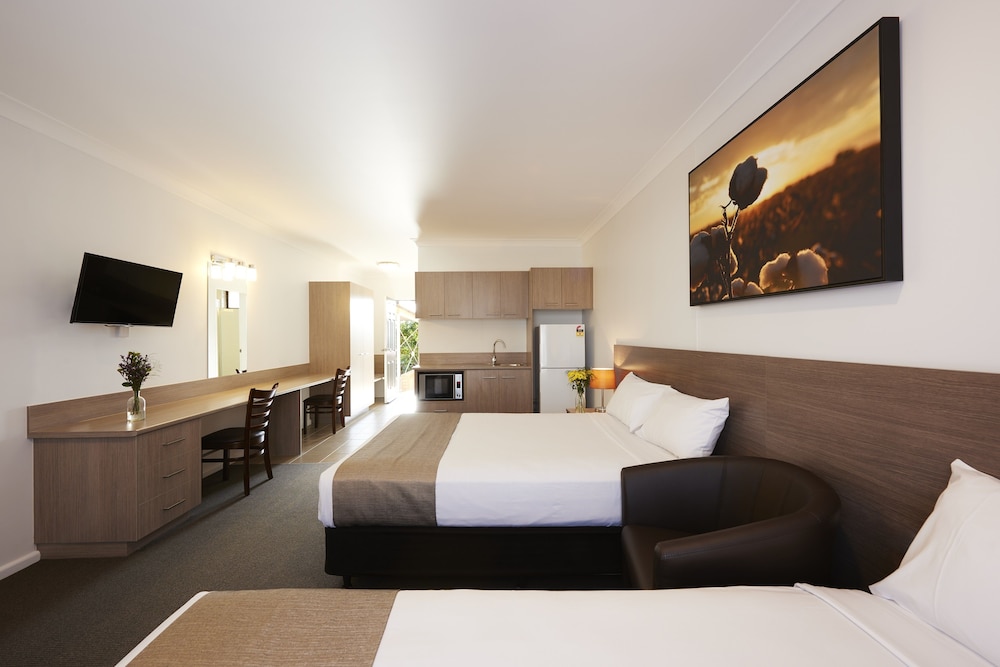 ADELONG MOTEL 19/29