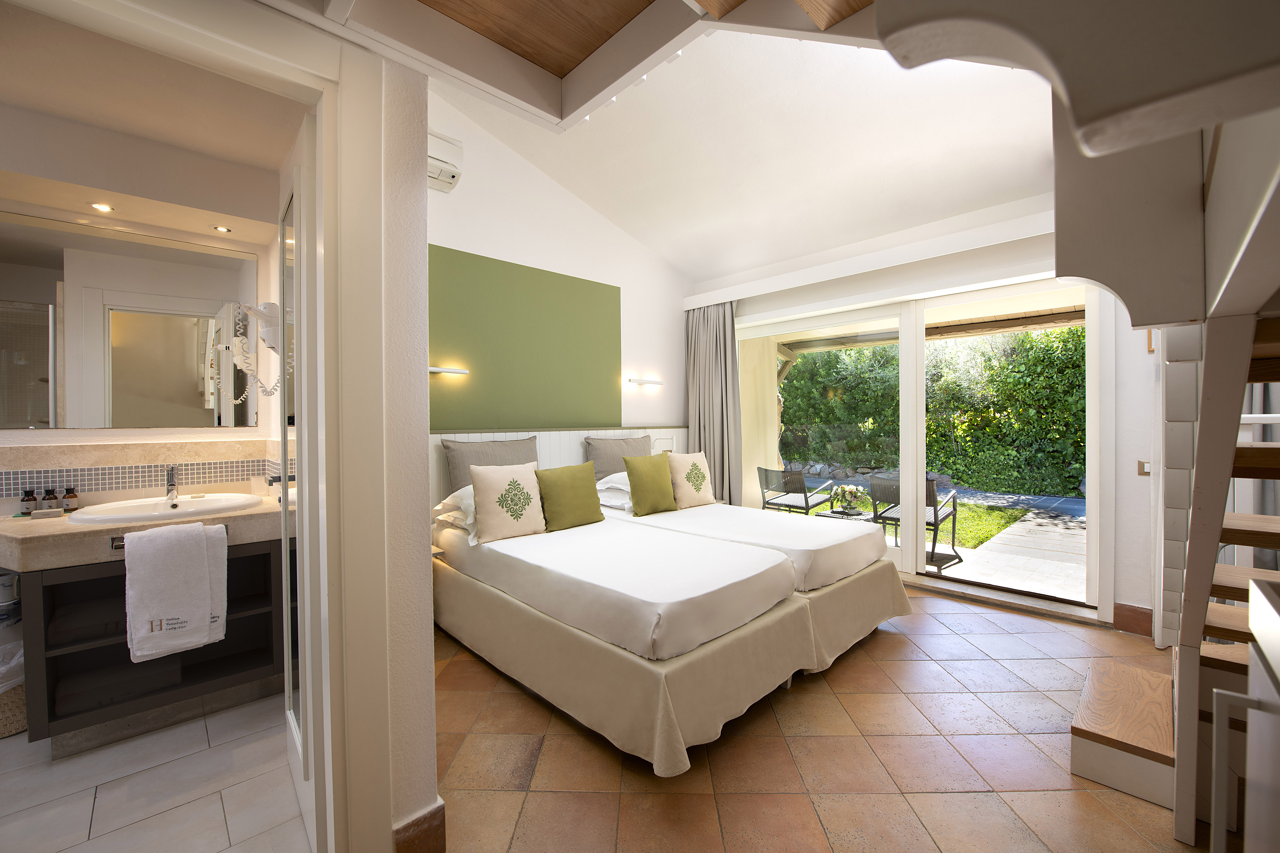 Family Garden Room، Chia Laguna - Hotel Village 3/3