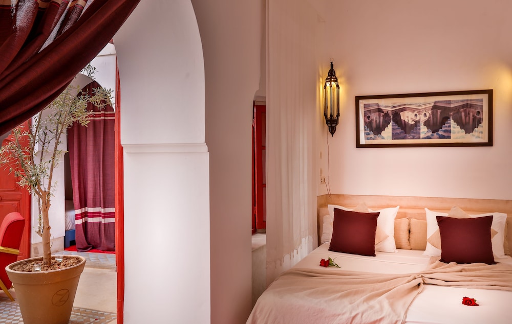 ROOM, DOUBLE BED