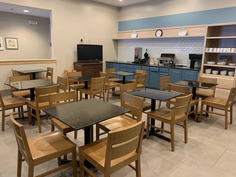 Portage Inn & Suites 21/26