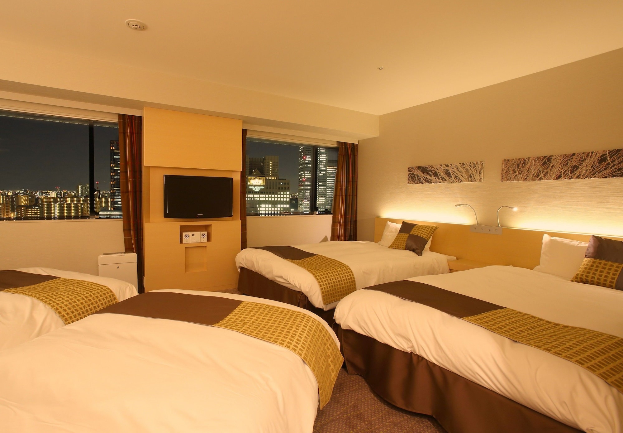 ROOM, QUADRUPLE