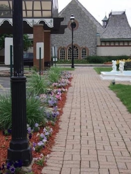 The Chateau Hotel And Conference Center 49/53