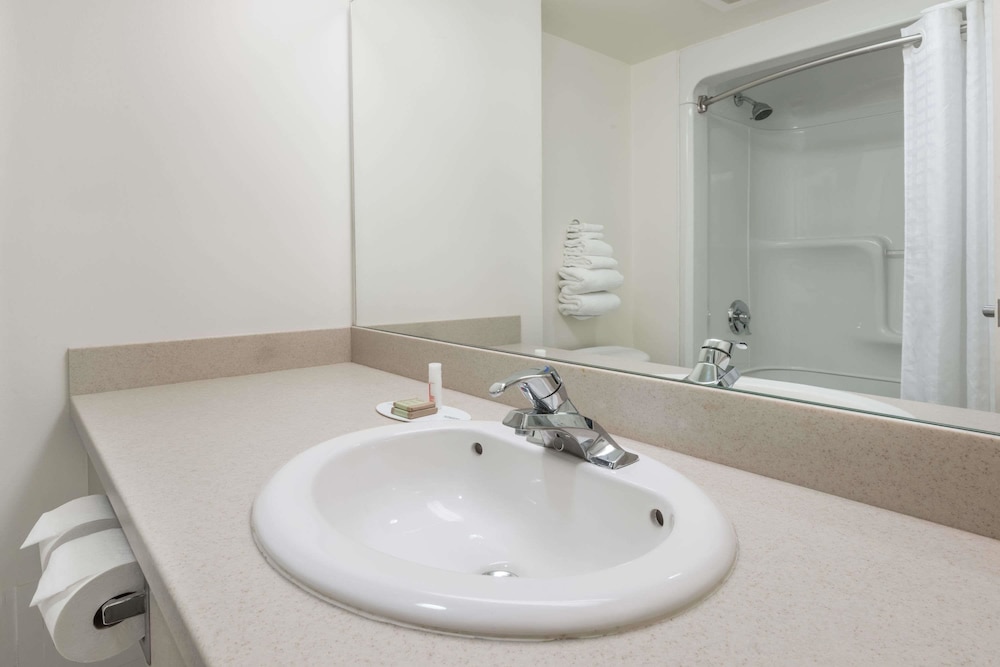 Super 8 By Wyndham Mississauga 10/22