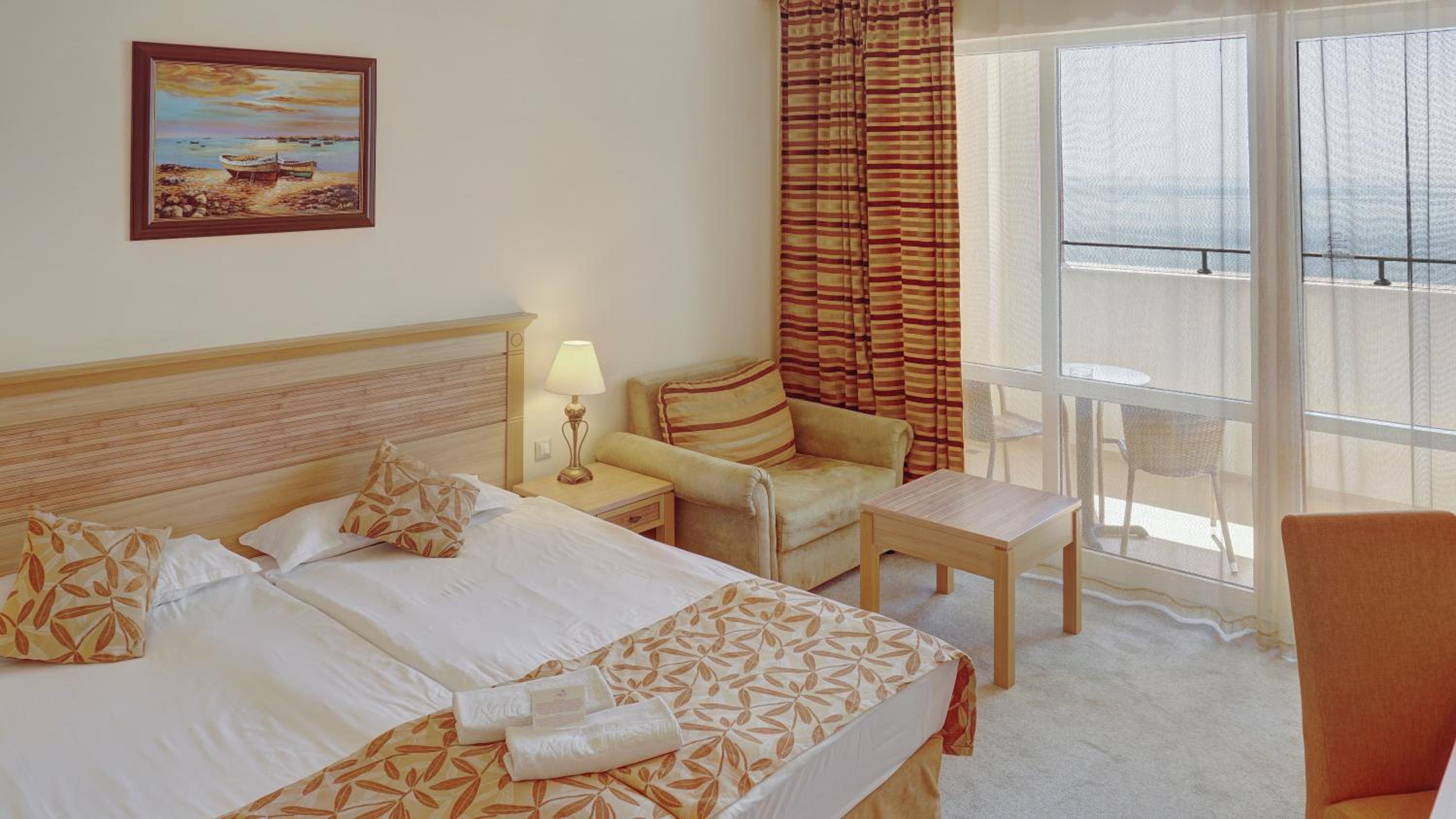 غرفة قياسية بسريرين منفصلين بإطلالة على البحر في طابق مرتفع، DIT Majestic Beach Resort 4/10