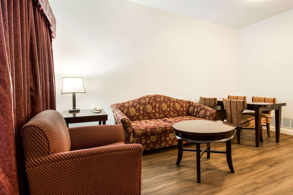 Econo Lodge Inn & Suites Lake Harmony - Pocono Mountains Area 20/29