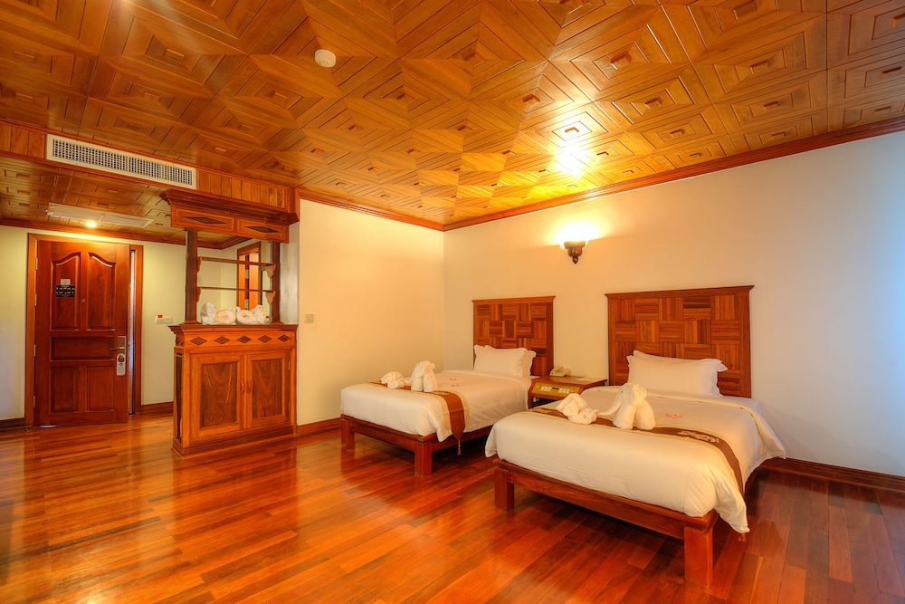 DELUXE, TWIN BEDS, CITY VIEW