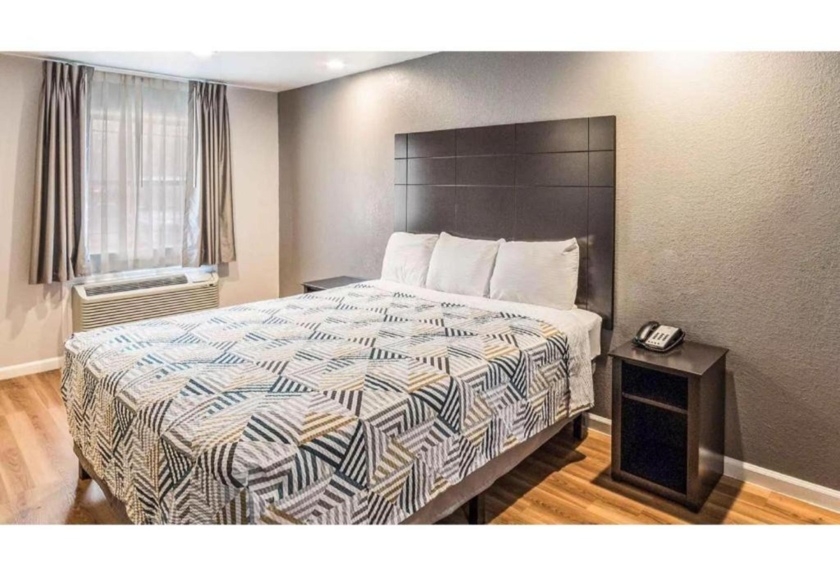 Room, Queen Bed, Motel6 Dallas, TX 2/3