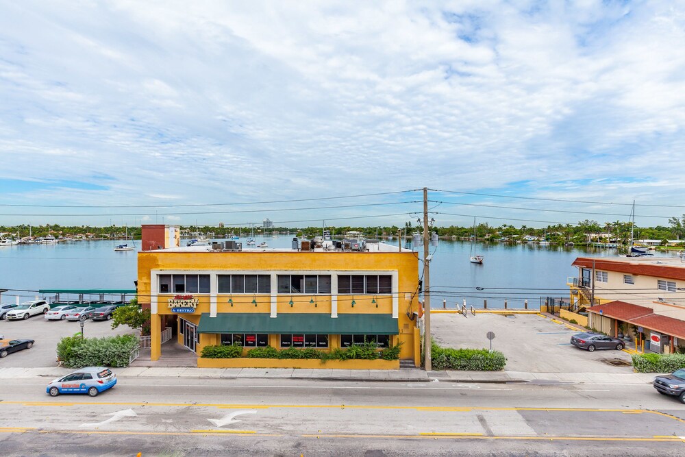 CH Luxury Condos & Studios On The Beach 6/50