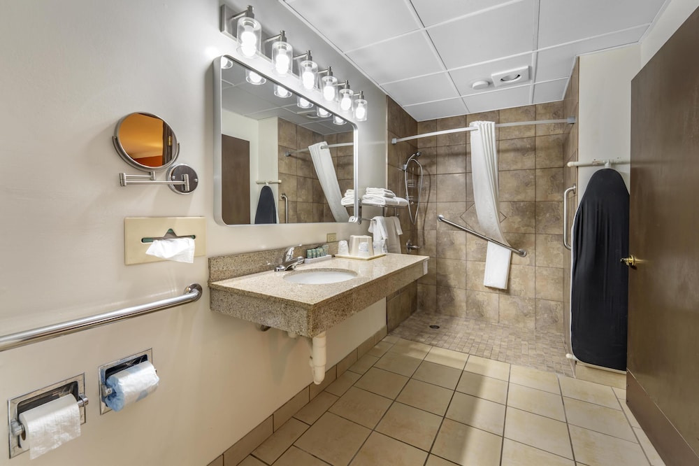غرفة قياسية بسريرين كوين لذوي الإعاقة، Best Western Angus Inn 4/4