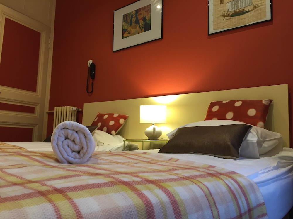 ROOM, TWIN BEDS